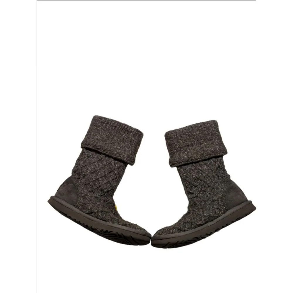 Women's UGG Gray Knit Cable Button Winter Boots Size 6